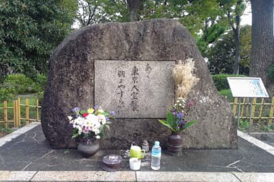 言問橋のたもとにある台東区立隅田公園の空襲追悼碑