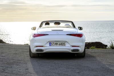 メルセデス・マイバッハSL680 Monogram Series:クロームトリムがあしらわれた美しい形状のリアエプロンと中央に横一文字ラインのエグゾーストエンドのリアビュー