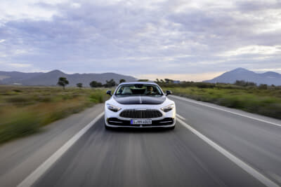 メルセデス・マイバッハSL680 Monogram Series:最高出力585ps、最大トルク800Nmを発生する4L V型8気筒ツインターボエンジン搭載