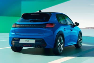 プジョー208GTハイブリッド:3Dシグネチャーテールライトが特徴のリアビュー。PEUGEOTのタイプグラフィックも刷新された