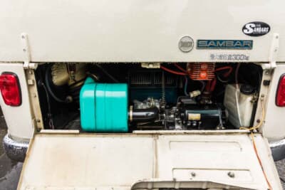 スバル サンバーバン：リアに搭載されるエンジンはスバル360と共通で、エアクリーナーの形状が異なる程度