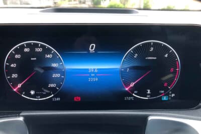 メルセデス・ベンツ GLB 200 d 4MATIC アーバンスターズ：視認性が良好なメーターパネル