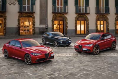 アルファ ロメオ ジュリア INTENSA&アルファ ロメオ ステルヴィオ INTENSA:ボディカラーはともに3色ラインアップ。奥のブラックカラーモデルは9月に発売されたTONALE Hybrid INTENSA