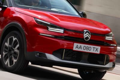 シトロエンC4 MAX HYBRID：ダブルシェブロンマークが誇らしげなフロントフェイスは水平基調のスリムなシグネチャーライトがポイント