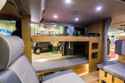 日産 キャラバン:車内には常設の2段ベッドを備えている