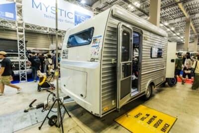 タコス GX350:ボディサイズは、全長約5m、全幅約2m、全高約2.5mと普通乗用車1台分程度の大きさだが牽引免許は不要だ