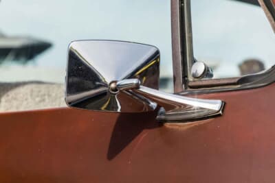 シボレーC10ピックアップ:四角いクロームメッキミラーがアクセントになっている