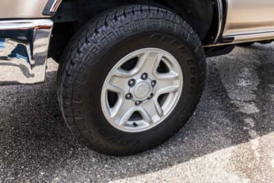 トヨタ 4ランナー:タコマか何かの純正ホイールを流用して履いている