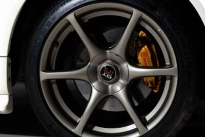 35万0000ユーロ〜45万0000ユーロ（邦貨換算6320万円〜8130万円）で現在も販売中の日産R34型「スカイラインGT-R Nur」（C）Bonhams