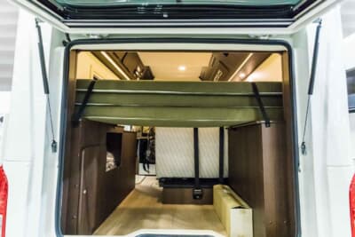 トヨタ ハイエース:背面のバックドアからラゲッジルームにアクセス可能