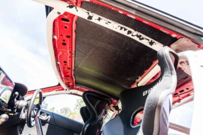 スバル BRZ：ルーフはパネルごとカーボン製に交換している