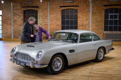 1965年式アストンマーティンDB5：DB5のボディを愛でるオーナーのウィリアムズ夫妻。心から愛情を注いでいることが伝わる