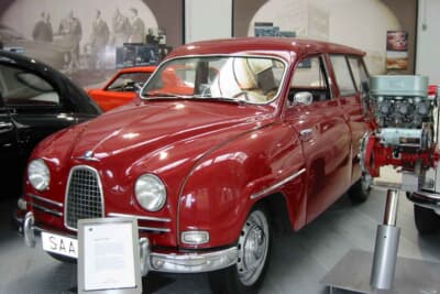 サーブ 95：1959年に登場したワゴンタイプ。ドアヒンジが車体中央にあるのは初期モデルの特徴