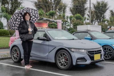ホンダ S660 モデューロX バージョンZ：BSミーティングに参加していた「Feel the wind」広報担当の“COCO★”さんと、愛車のモデューロX バージョンZ