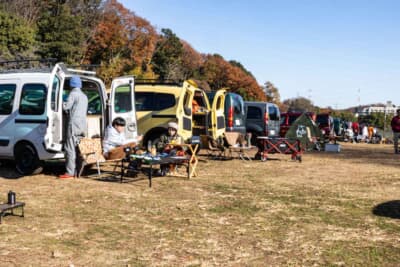 デイキャンプスペースでは、数多くのカングーが集合した。冬の穏やかな光のなか、各々が楽しんでいる様子が伝わってくる