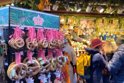 キラキラしたオーナメントショップの前は、いつも大勢の人だかりです