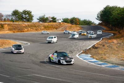 過給器が付いた軽自動車なら、年式を問わずに参加できる。チューニングの内容によりクラス分けされ、2ペダル限定のクラスも設定されている