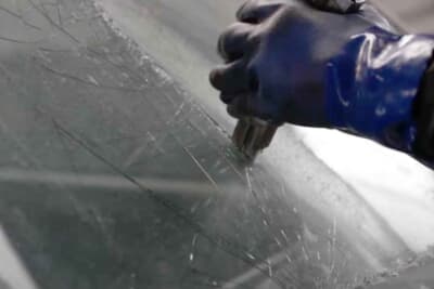 使用済みのクルマの窓ガラスを分別・破砕したあと、タンブラーやロックグラス、花瓶などを作製している