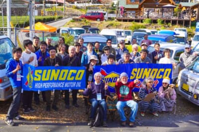 サンバーフリークスの皆さん！ 年齢を超えた交流が楽しい。最前列でVサインをしているのが上田大門氏、隣が主催の菅正博氏