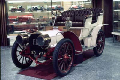 フィアット16-20フェートン（1923年）。背後のガラスケースには多くの模型が並ぶ