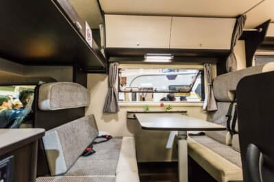 JOLY BEE:左側面のドアから車内に入ると、対面のダイネットとなっている。これを展開することで、1名用のエクストラベッドとなる仕組みだ