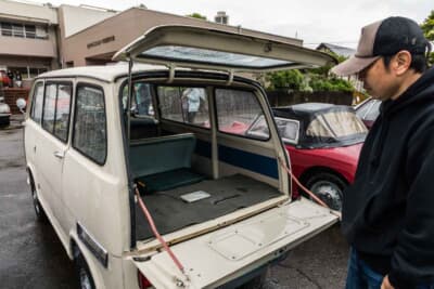 スバル サンバーバン：リアゲートは上下開閉式