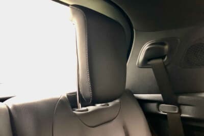 メルセデス・ベンツ GLB 200 d 4MATIC アーバンスターズ：ヘッドレストを使用状態まで引き上げると、最終的な使用状態で微妙に角度が起き、少しでも適正に機能するよう配慮している