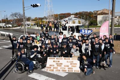 この日の「パラモトライダー体験走行会」には、乗車をする5名以外に、50名強のスタッフが集結した