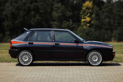 20万1250ユーロ(邦貨換算約3530万円)で落札されたランチア「デルタHF インテグラーレ エボルツィオーネ I マルティーニ5」(C)Courtesy of Broad Arrow