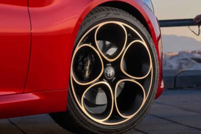 アルファ ロメオ ジュリア INTENSA&アルファ ロメオ ステルヴィオ INTENSA:ゴールドダイヤモンドカットの専用ホイールをジュリアには19インチ、ステルヴィオには20インチを用意