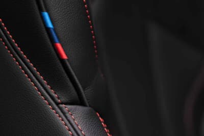 BMW Z4 Final Edition：インテリアのいたる所に配された赤いコントラストステッチがレーシーさを演出