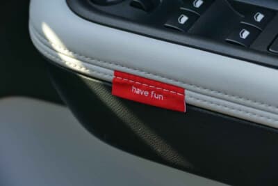 シトロエン C3 MAX ハイブリッド:“have fun”メッセージが記された各ドアの赤いタグ