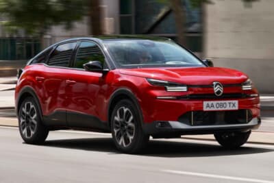 シトロエンC4 MAX HYBRID：伝統のハッチバックスタイルを踏襲しながらクーペのようなルーフラインとSUVのダイナミックなフォルムを融合