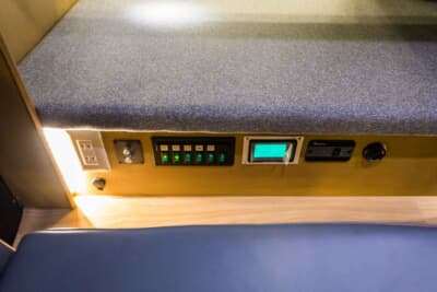 日産 キャラバン:車内にはコンセントも備わる