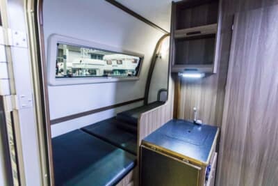 タコス GX350:側面のドアからなかに入ると、正面にシンクや大きな収納棚が見えてくる