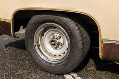 シボレーC10ピックアップ:ホイールは純正のスチールホイールにトリムリングという渋いチョイス