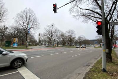 ドイツあるあるの、停止線で停まると非常に見難い信号機