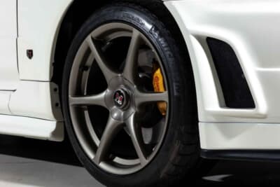 35万0000ユーロ〜45万0000ユーロ（邦貨換算6320万円〜8130万円）で現在も販売中の日産R34型「スカイラインGT-R Nur」（C）Bonhams