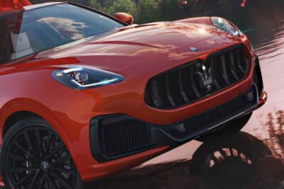 マセラティ グレカーレ コロラータ:フロントグリルにあしらわれたTRIDENTから、その上にあるフルLED縦型ヘッドライトへと自然と視線は導かれる