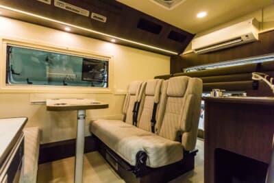 トヨタ ハイエース:ダイネットは2名分のベッドになる