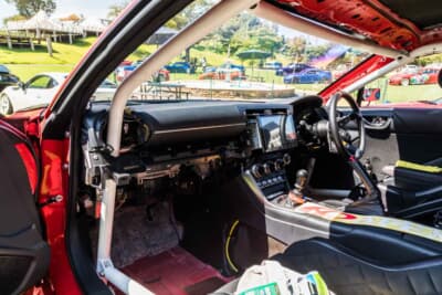 スバル BRZ：ダッシュボードも不要なパーツが外され、さらにロールバーがダッシュボードを貫通している