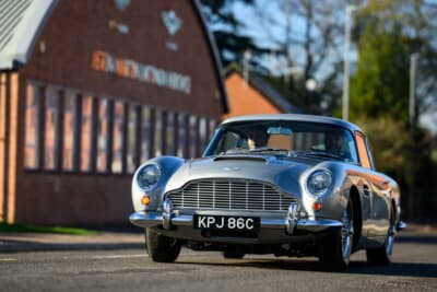 1965年式アストンマーティンDB5：DB5をドライブするオーナーのジョン・ウィリアムズ氏