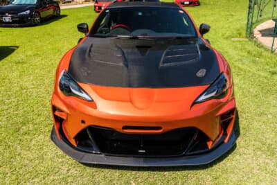 トヨタ 86:オレンジメタリックのボディには、VARISのフロントバンパー、カーボンボンネットを装着している