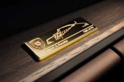 911 GT3 90 F. A.ポルシェ：ダッシュボードには同特別仕様のサインが刻印されたゴールドンップレートが貼られる