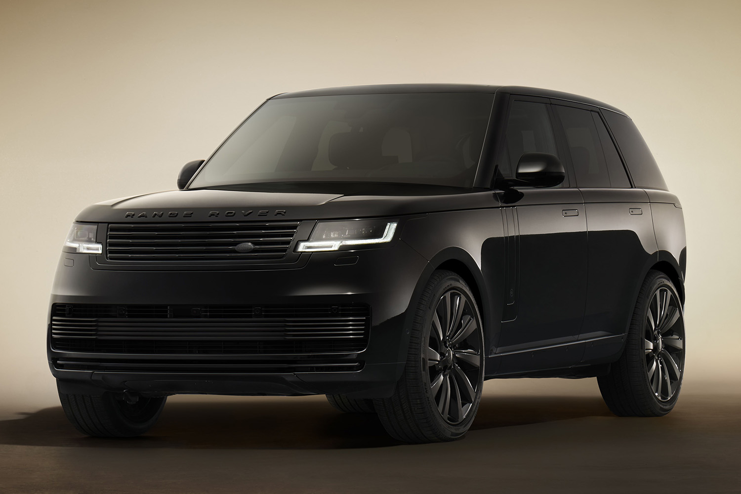 徹底的に黒！ラグジュアリーを新定義するダークでステルスな「RANGE