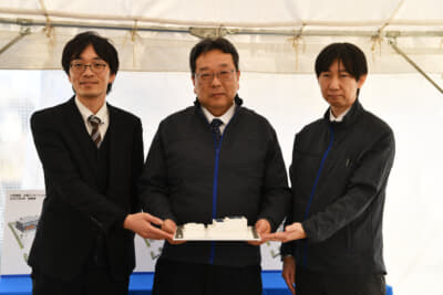 メディア向け説明会に出席した（左から）東京大学大学院 新領域創成科学研究科の永井栄寿特任講師、小野測器の大越祐史代表取締役社長塚越 照取締役兼上席執行役員