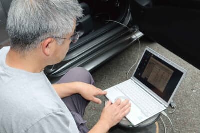 セキュリティ・システム装着後は専用アプリを立ち上げて接続。動作確認、センサー類の調整を行う