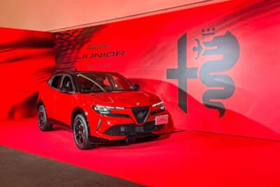 アルファ ロメオ ジュニア:イタリアらしく、オペラと“赤”の世界観で始まる演出は、まさにドラマティック