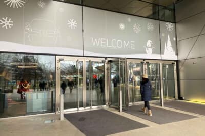 BMW Weltの入り口もiX3のデザイン画が描かれています