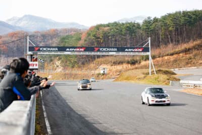 予選は痛恨のペナルティにより3グリッド降格となった松山だが、決勝では速さを存分に発揮し大逆転。トップでチェッカーを受けた